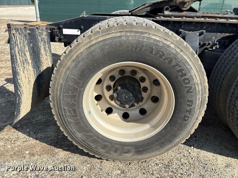 image for item ET8689 2020 Western Star 4700 semi truck