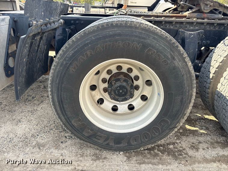 image for item ET8689 2020 Western Star 4700 semi truck