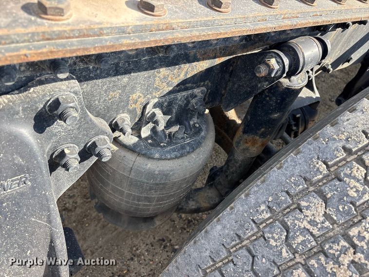 image for item ET8689 2020 Western Star 4700 semi truck