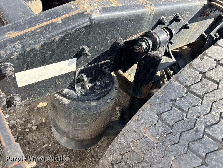 image for item ET8689 2020 Western Star 4700 semi truck