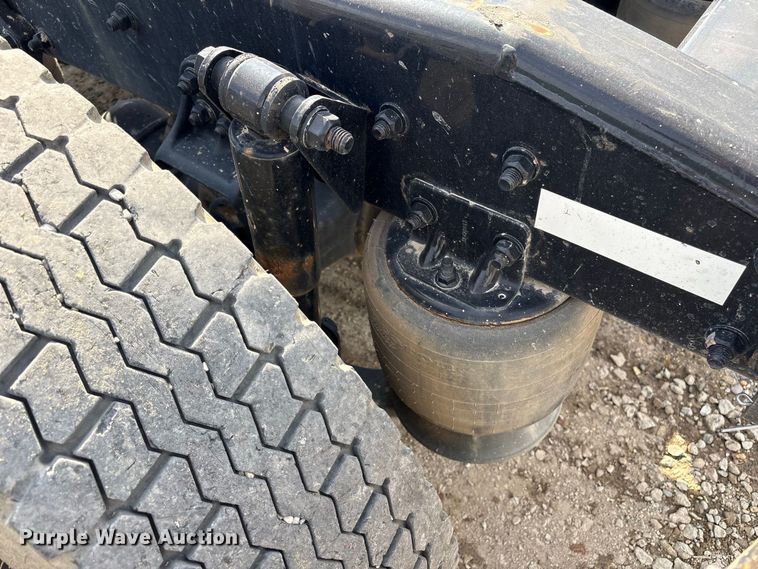 image for item ET8689 2020 Western Star 4700 semi truck