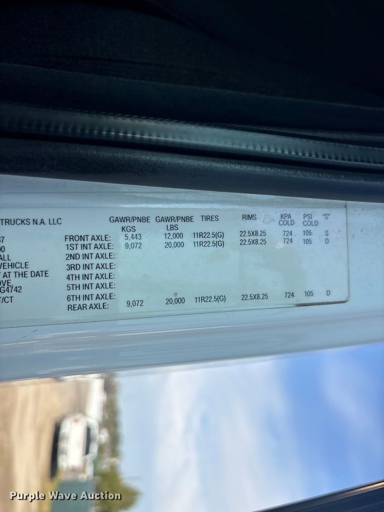 image for item ET8689 2020 Western Star 4700 semi truck