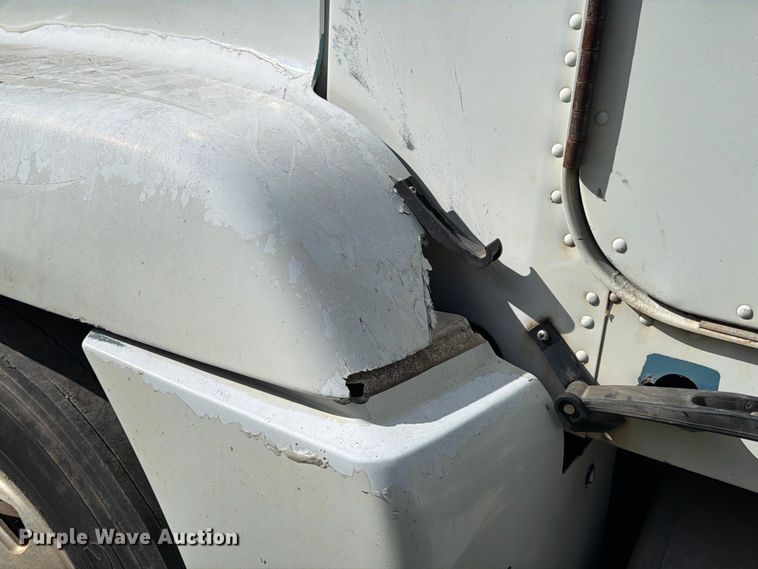 image for item EU0889 1995 Freightliner USF-1E semi truck