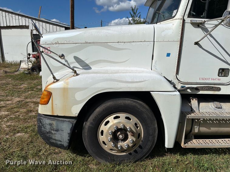 image for item EU0889 1995 Freightliner USF-1E semi truck