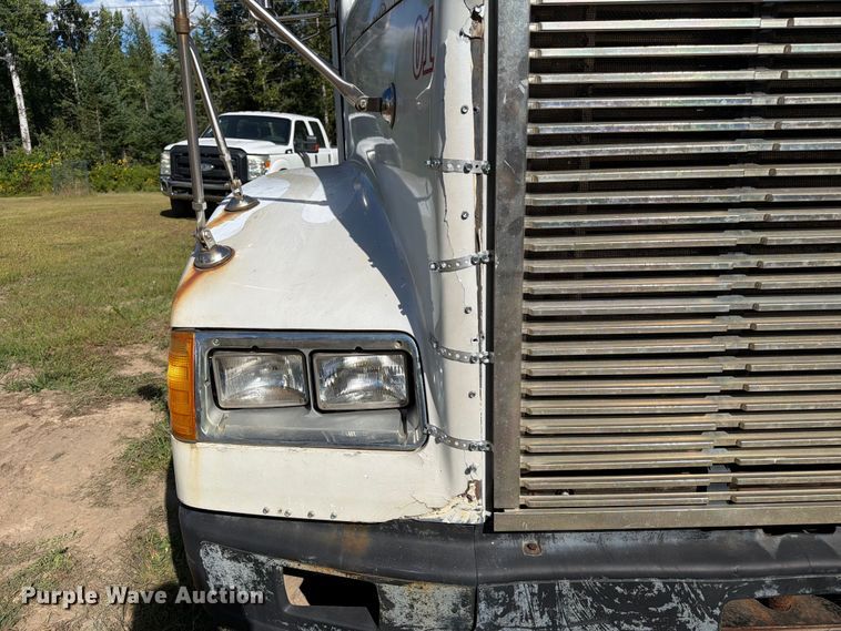 image for item EU0889 1995 Freightliner USF-1E semi truck