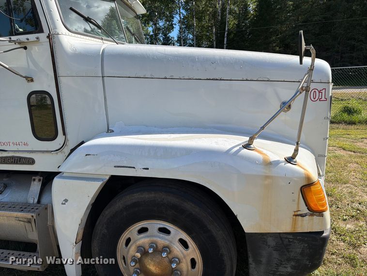 image for item EU0889 1995 Freightliner USF-1E semi truck