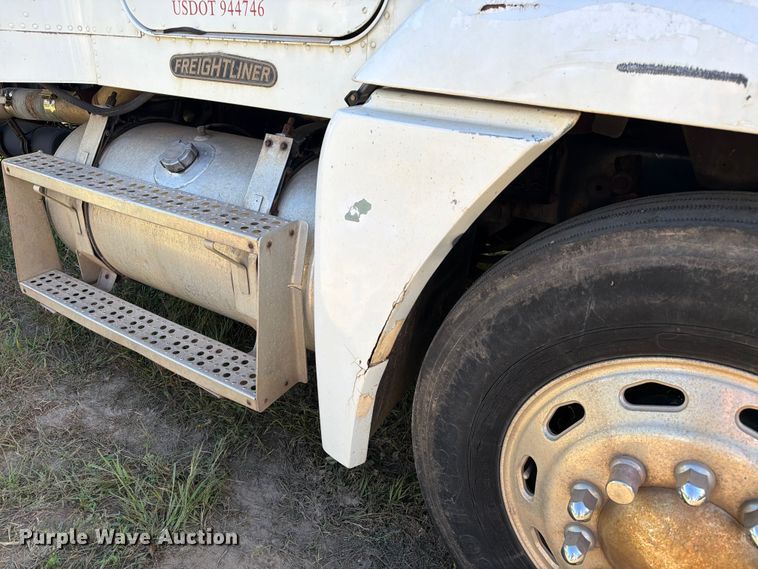 image for item EU0889 1995 Freightliner USF-1E semi truck