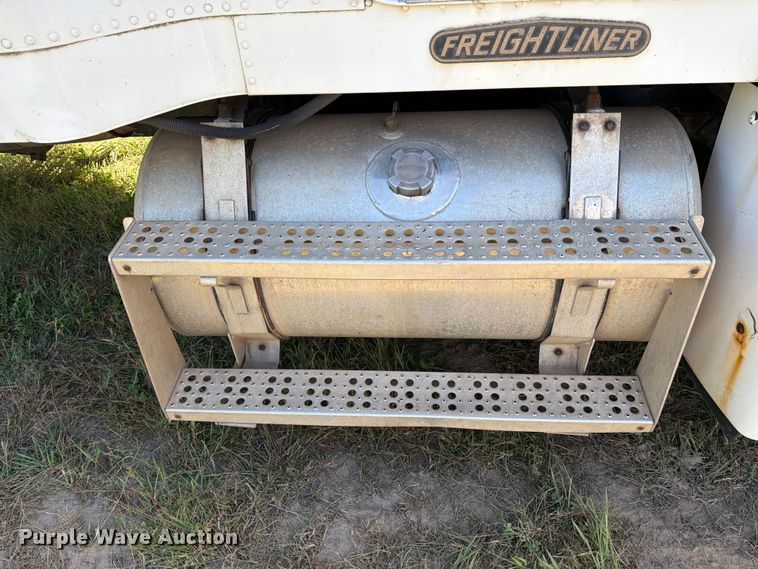 image for item EU0889 1995 Freightliner USF-1E semi truck
