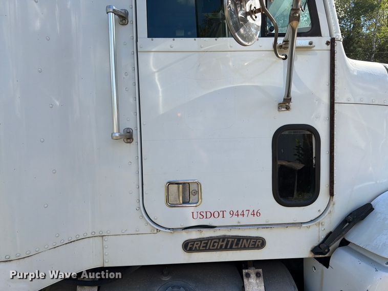 image for item EU0889 1995 Freightliner USF-1E semi truck