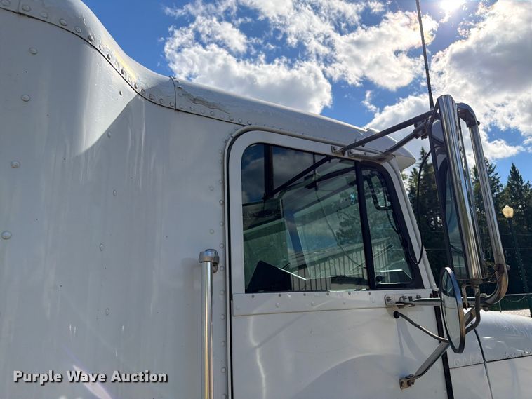 image for item EU0889 1995 Freightliner USF-1E semi truck