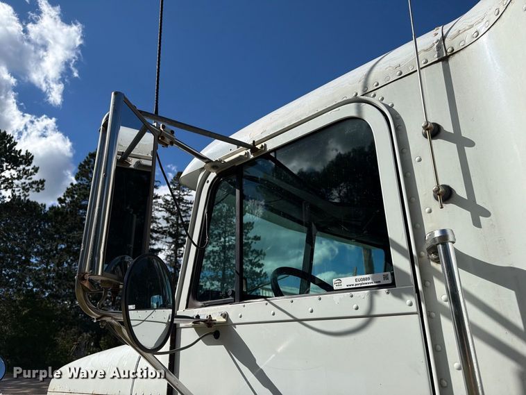 image for item EU0889 1995 Freightliner USF-1E semi truck