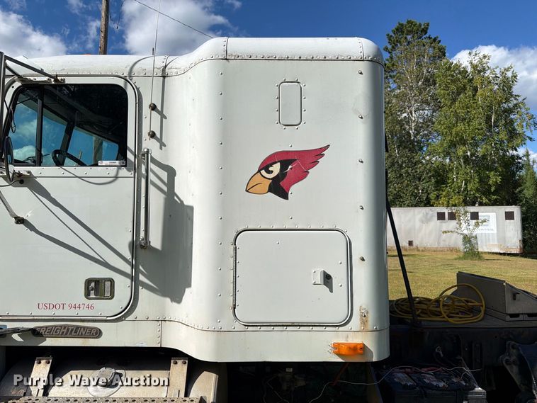 image for item EU0889 1995 Freightliner USF-1E semi truck