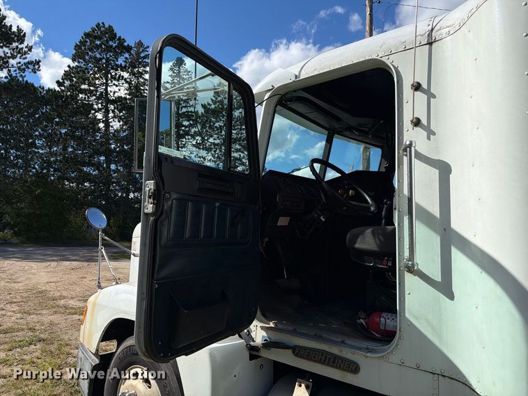 image for item EU0889 1995 Freightliner USF-1E semi truck