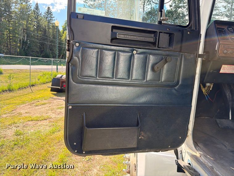 image for item EU0889 1995 Freightliner USF-1E semi truck