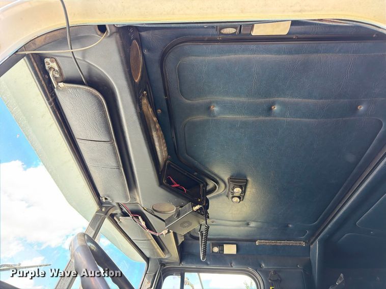 image for item EU0889 1995 Freightliner USF-1E semi truck