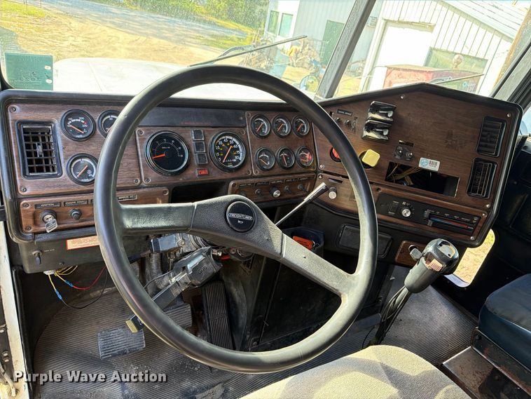 image for item EU0889 1995 Freightliner USF-1E semi truck