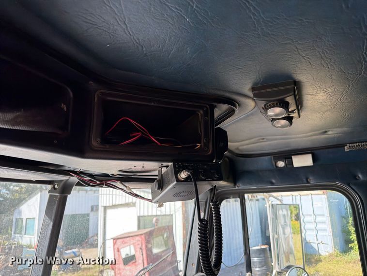 image for item EU0889 1995 Freightliner USF-1E semi truck