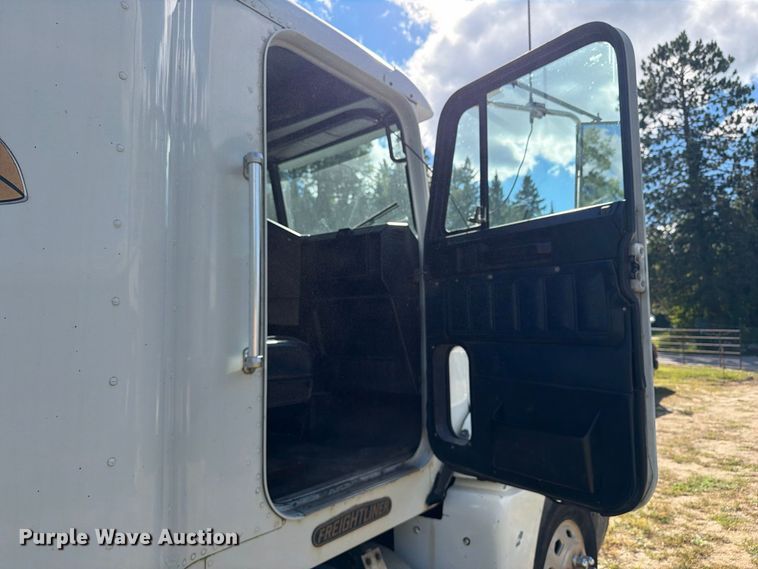 image for item EU0889 1995 Freightliner USF-1E semi truck