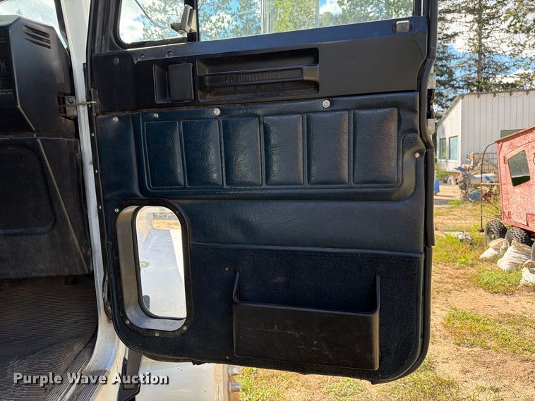 image for item EU0889 1995 Freightliner USF-1E semi truck