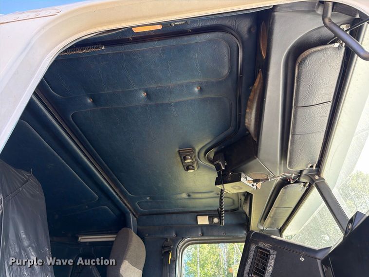 image for item EU0889 1995 Freightliner USF-1E semi truck