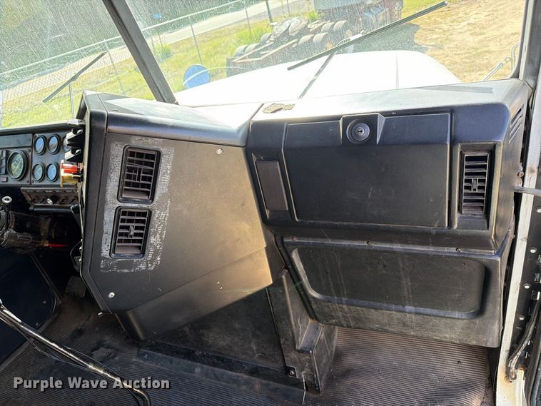 image for item EU0889 1995 Freightliner USF-1E semi truck