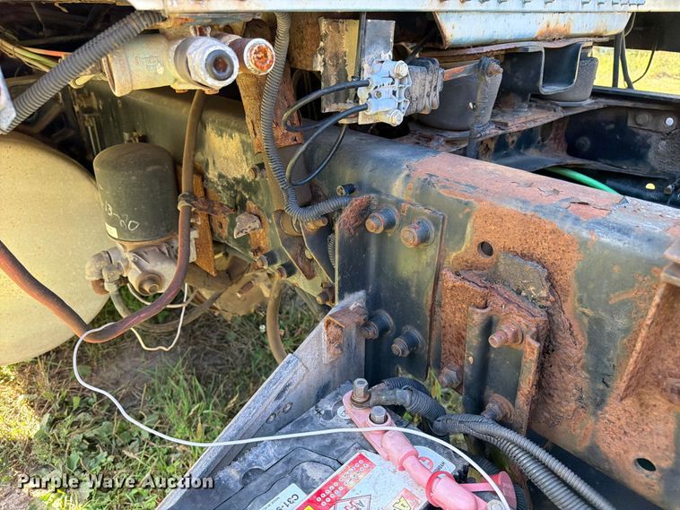 image for item EU0889 1995 Freightliner USF-1E semi truck