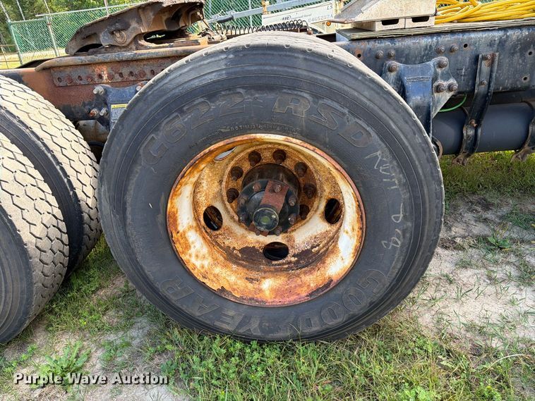 image for item EU0889 1995 Freightliner USF-1E semi truck