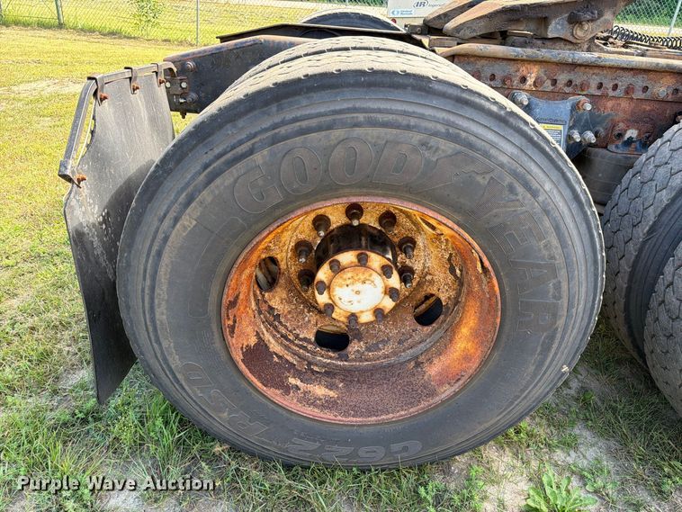 image for item EU0889 1995 Freightliner USF-1E semi truck
