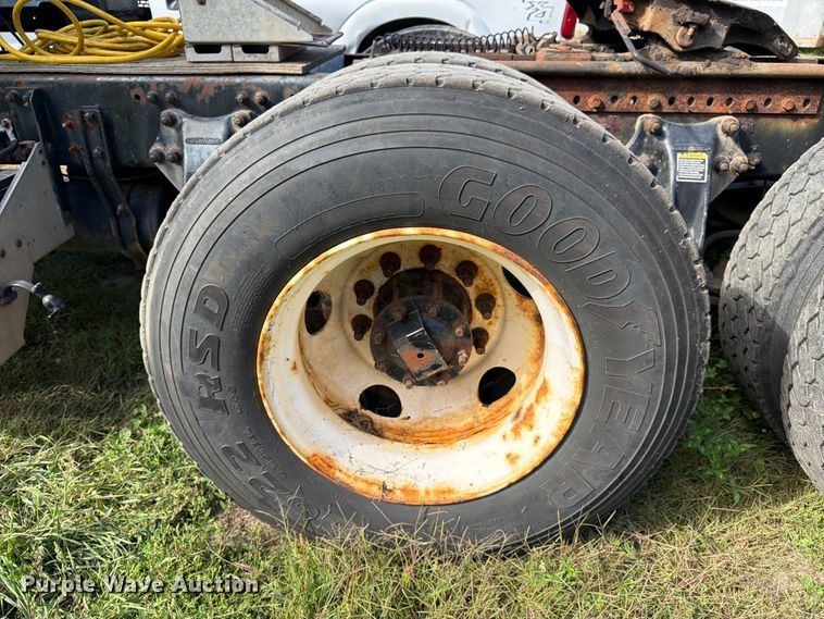 image for item EU0889 1995 Freightliner USF-1E semi truck