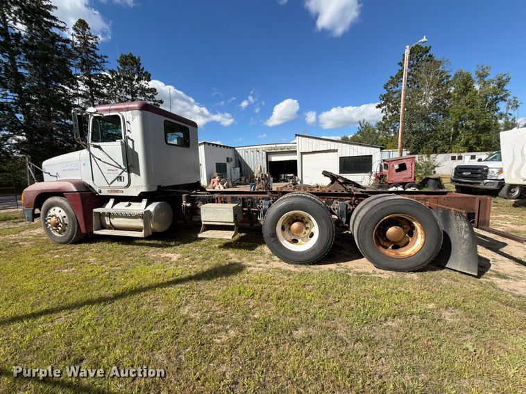 image for item EU0891 1995 Freightliner USF-1E semi truck