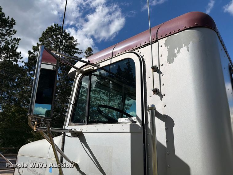 image for item EU0891 1995 Freightliner USF-1E semi truck