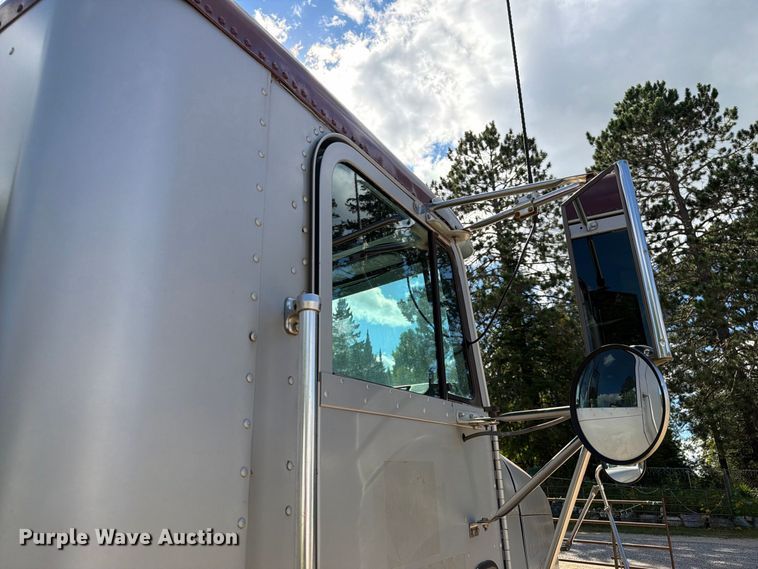 image for item EU0891 1995 Freightliner USF-1E semi truck