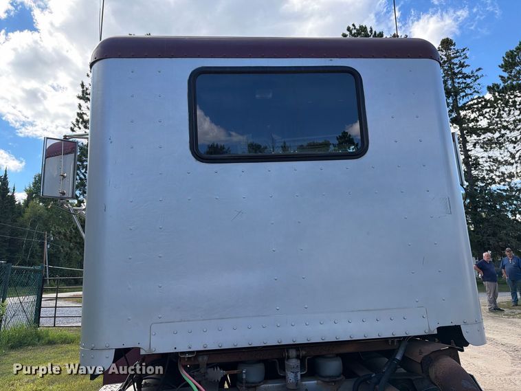 image for item EU0891 1995 Freightliner USF-1E semi truck