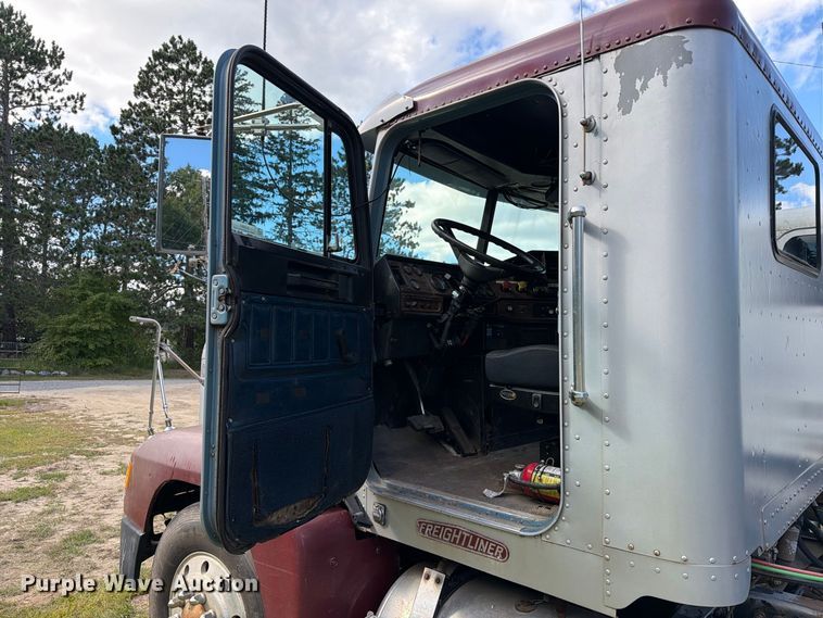 image for item EU0891 1995 Freightliner USF-1E semi truck