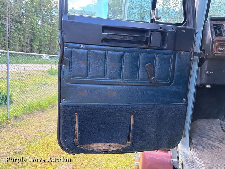 image for item EU0891 1995 Freightliner USF-1E semi truck
