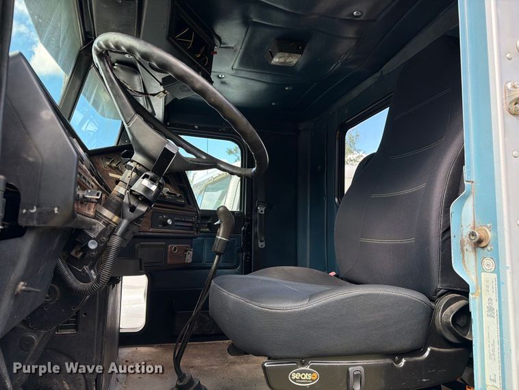 image for item EU0891 1995 Freightliner USF-1E semi truck