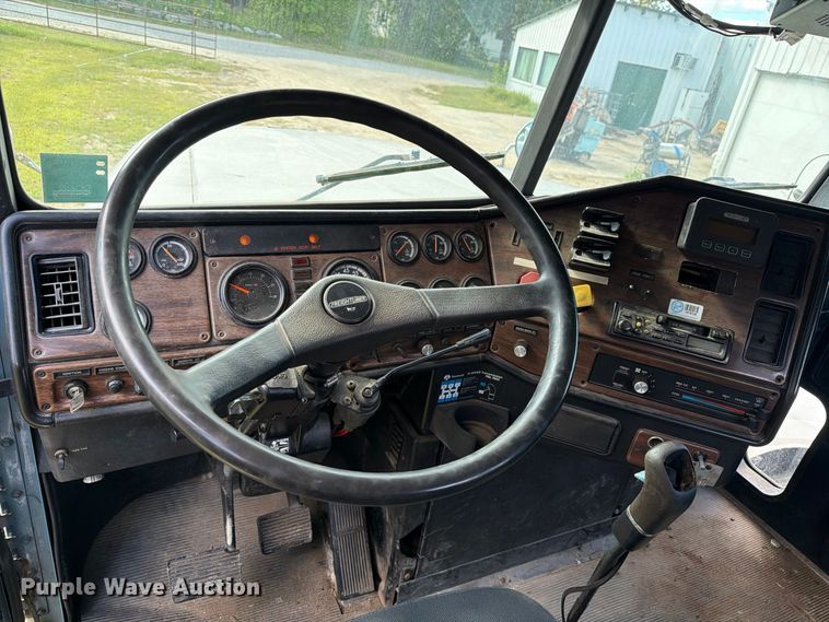 image for item EU0891 1995 Freightliner USF-1E semi truck