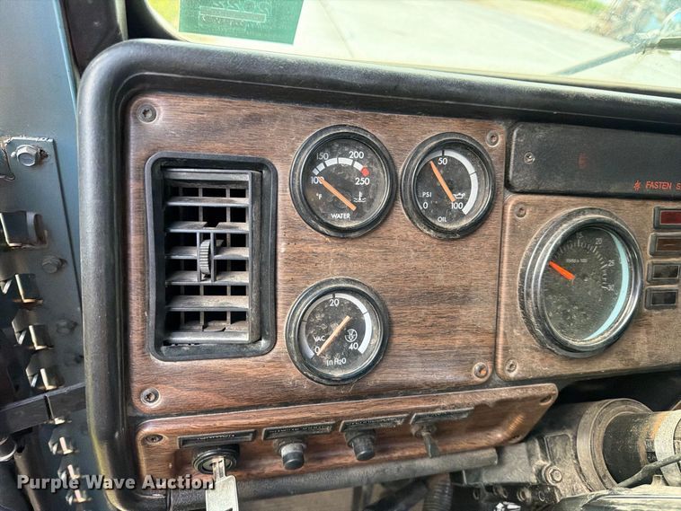 image for item EU0891 1995 Freightliner USF-1E semi truck