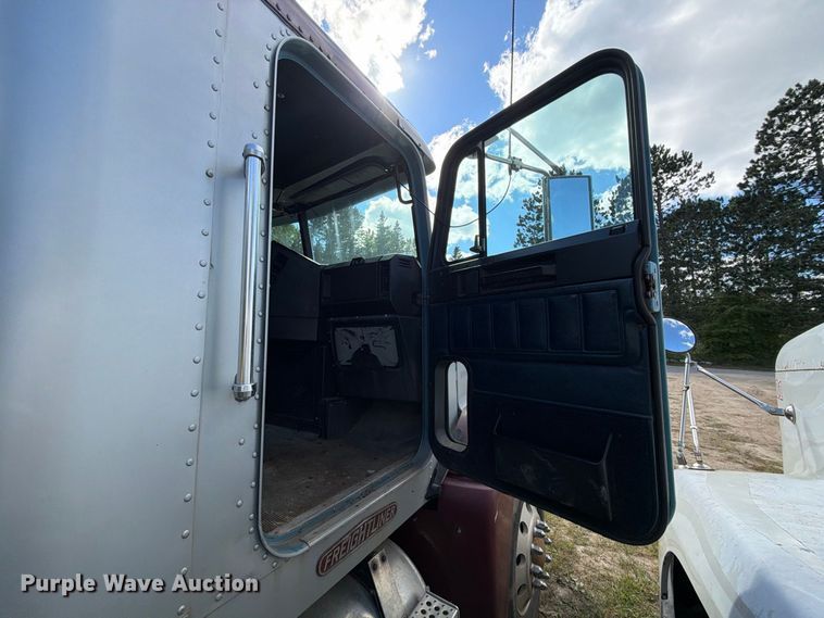 image for item EU0891 1995 Freightliner USF-1E semi truck