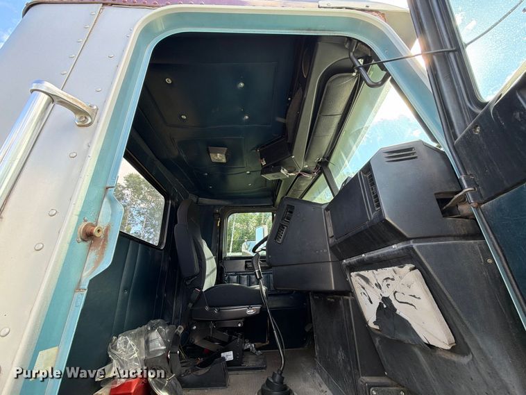 image for item EU0891 1995 Freightliner USF-1E semi truck
