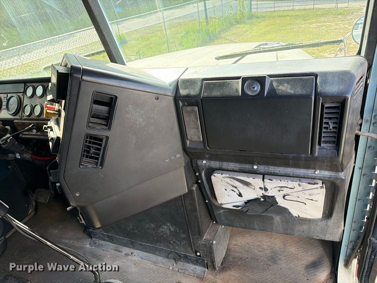 image for item EU0891 1995 Freightliner USF-1E semi truck