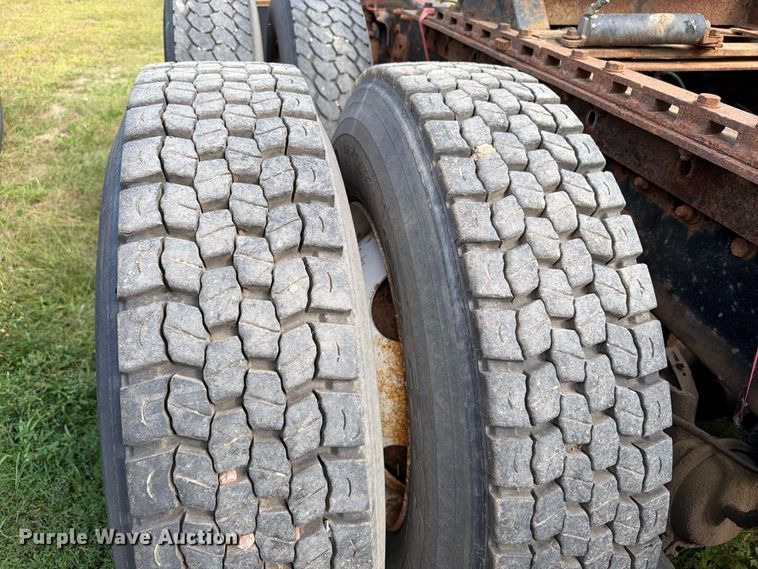 image for item EU0891 1995 Freightliner USF-1E semi truck