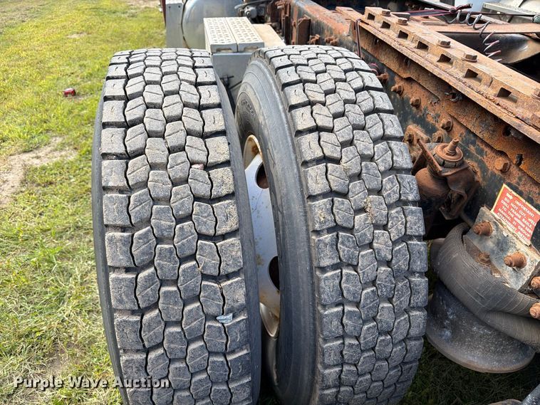 image for item EU0891 1995 Freightliner USF-1E semi truck