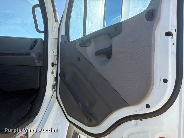 image for item EW2317 2016 Freightliner Business Class M2 utility / service truck