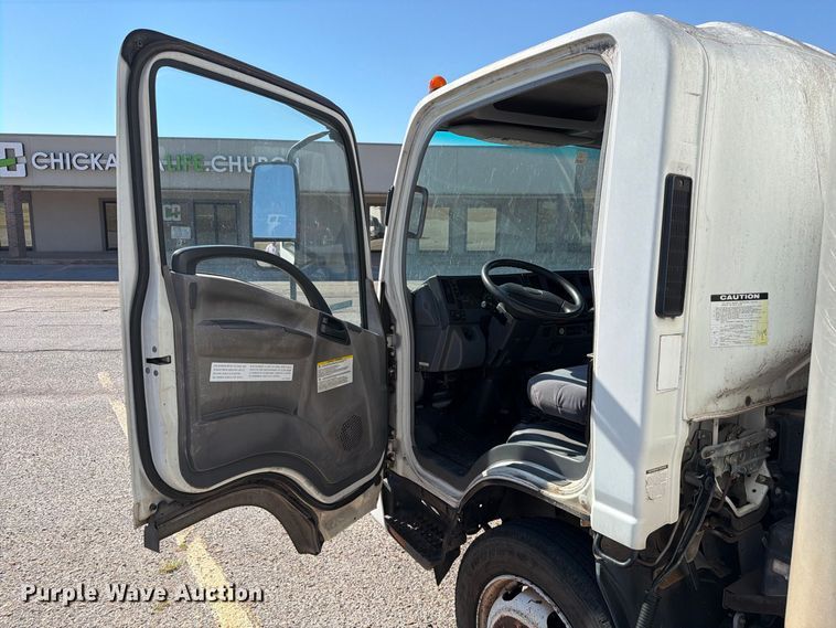 image for item EW7547 2008 Chevrolet W5 box truck