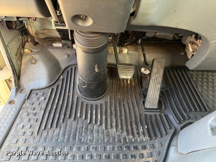 image for item EW7547 2008 Chevrolet W5 box truck