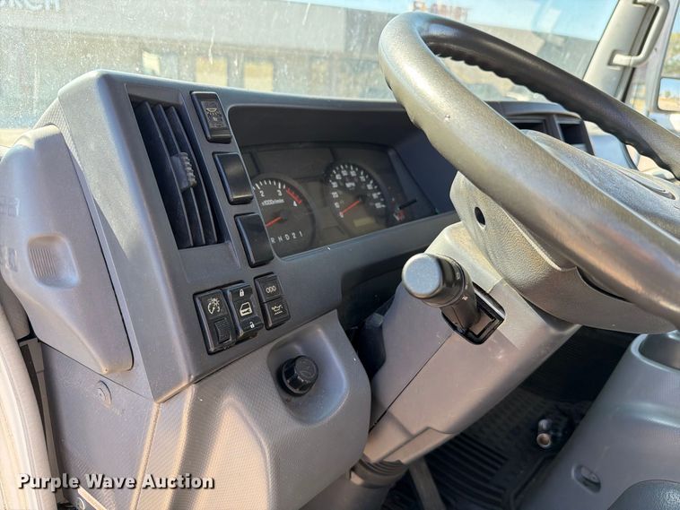 image for item EW7547 2008 Chevrolet W5 box truck