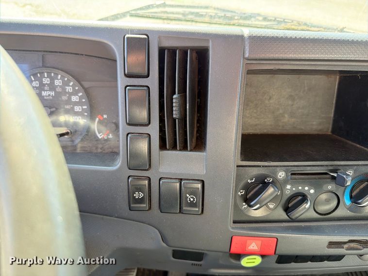 image for item EW7547 2008 Chevrolet W5 box truck