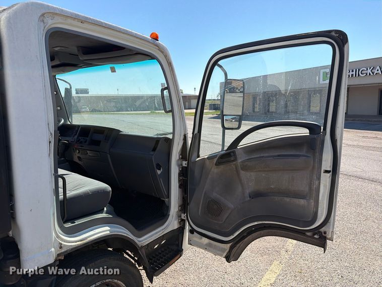 image for item EW7547 2008 Chevrolet W5 box truck
