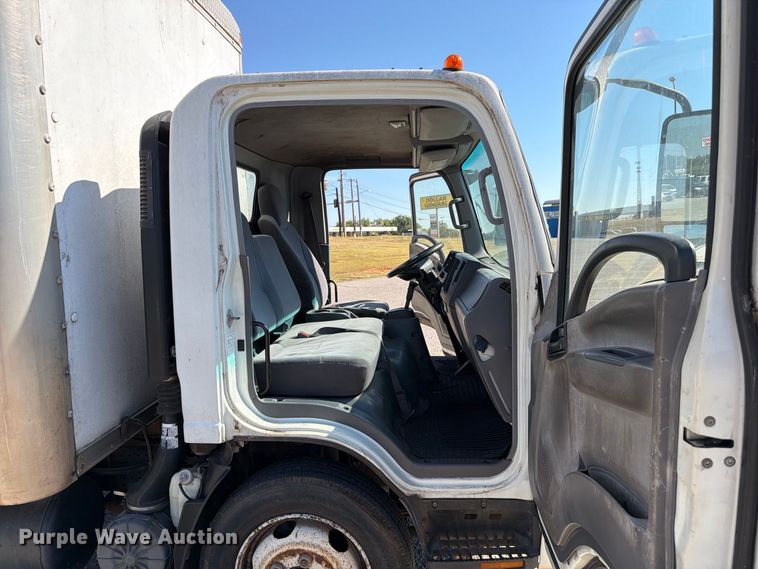 image for item EW7547 2008 Chevrolet W5 box truck